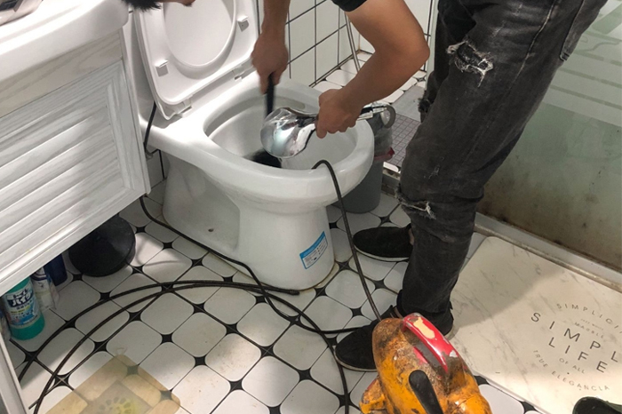 东乌珠穆沁马桶堵塞自己疏通还是找师傅?专业上门服务让你省时更省心